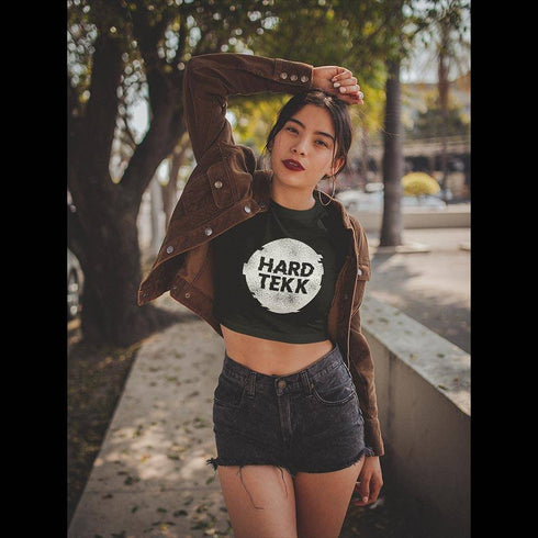 Frau mit Hardtekk Circle Crop Top